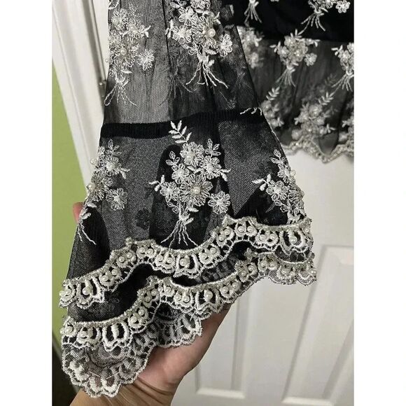 VIE BY VICTORIA ROYAL Black Beaded Embroidered Top Size 12 - Picture 4 of 10